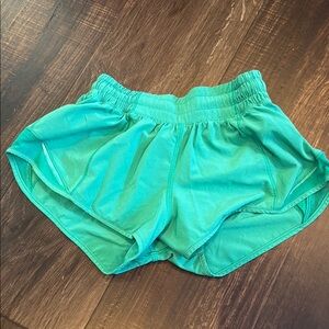Lululemon Green Hotty Hot 2.5 Shorts. Size 0